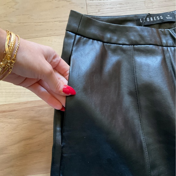 NWT Never Worn Lioness high-waisted flared PU Faux leather pants - Picture 5 of 7
